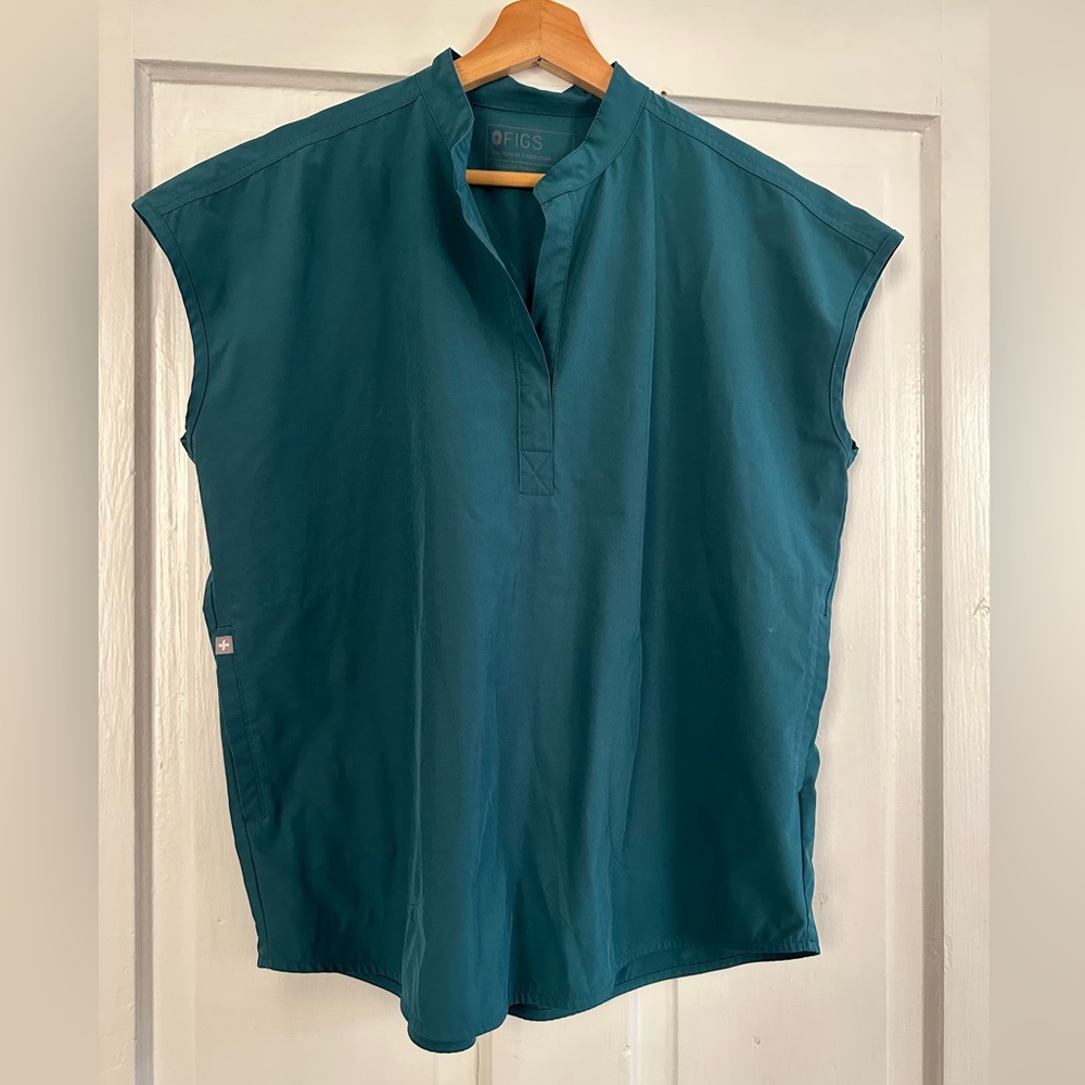 Figs scrub top - Caribbean blue
